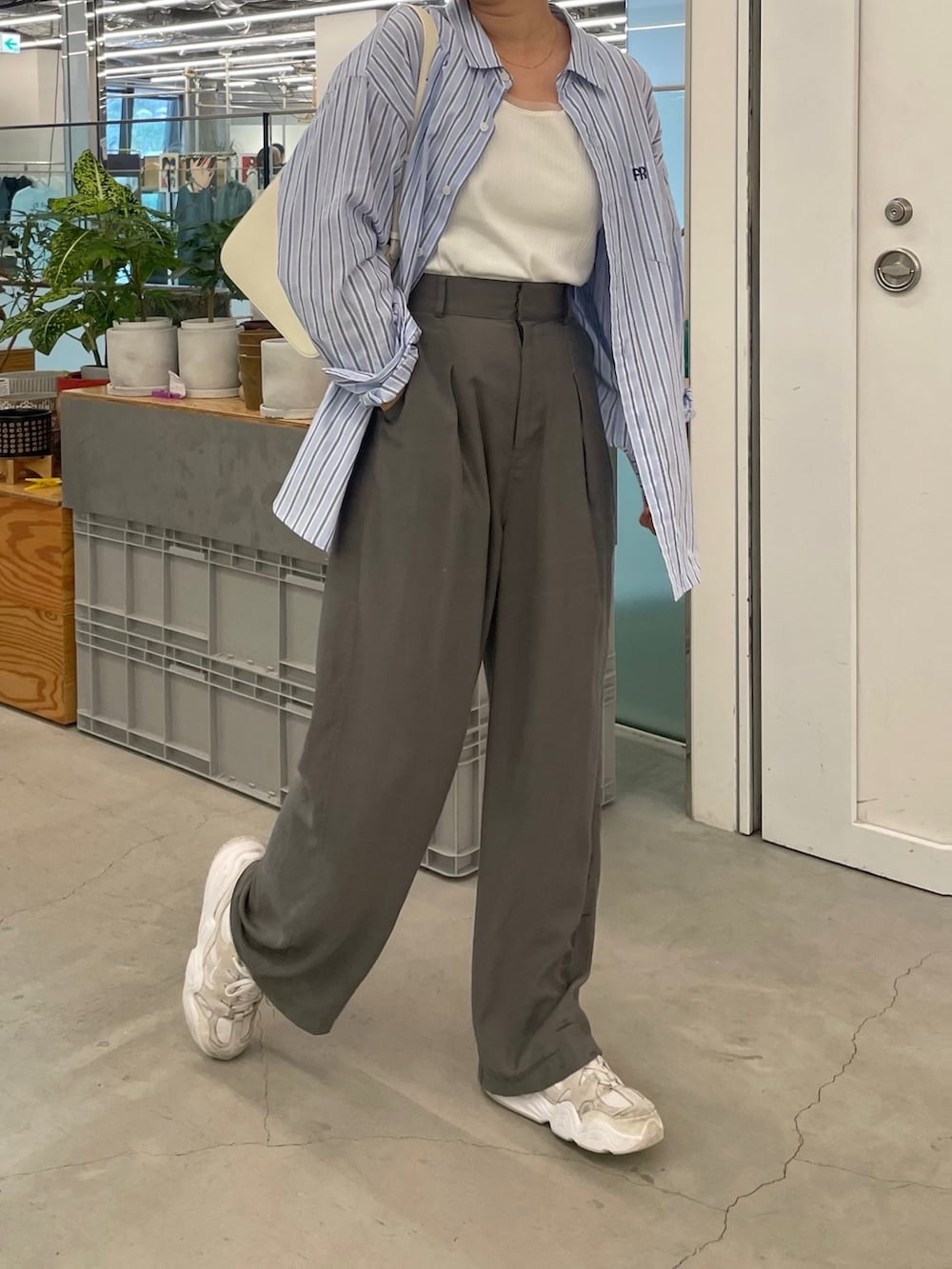 「スニーカー、さらっと晴れやかスナップ、夏コーデ、韓国ファッション、お出かけコーデ、シャツスタイル、シャツ、ストライプシャツ、スラックス、スラックスパンツ、シンプル、カジュアル、カジュアルコーデ、着回しコーデ、パンツスタイル」｜「fredy emueのFR刺繍シャツ（シャツ/ブラウス、ブルー系）」を使った、kurikiさん（レディース・160cm）の夏コーディネートの2枚目の写真