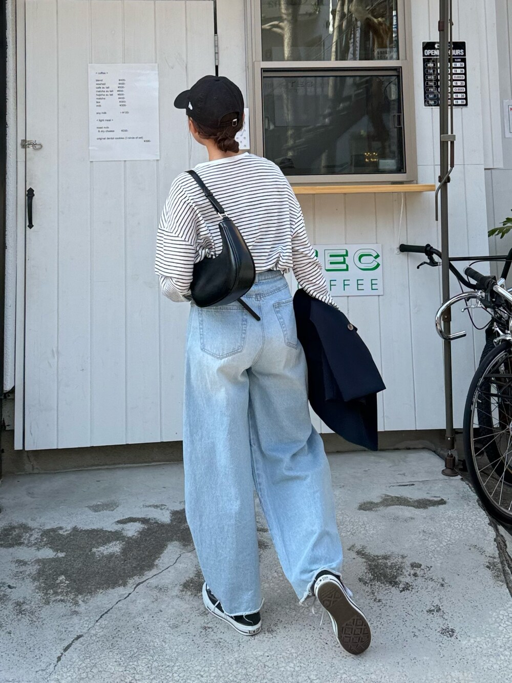 「お出かけコーデ、シアートップス、シンプルコーデ、デニム、スニーカー、大人カジュアル、休日スタイル、キャップ、ボーダー、ボーダートップス、春コーデ、春服、カジュアルコーデ、骨格ウェーブ、ラクチンコーデ」｜「fredy emueのシアーボーダーロンT（Tシャツ/カットソー、ブルー系）」を使った、kurikiさん（レディース・160cm）の春コーディネートの4枚目の写真