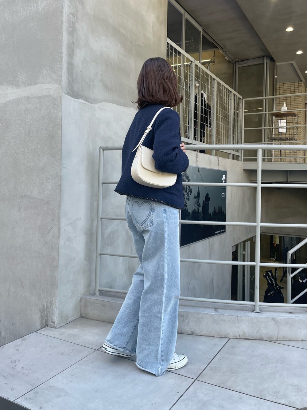 「オトナ女子、シンプルスタイル、大人ファッション、春、今日のコーデ、カジュアルスタイル、シンプル、はるコーデ、韓国コーデ、ツイードジャケット、デニム、デニムコーデ、カジュアルコーデ、きまわしコーデ、着回しコーデ」｜「fredy emueのカットオフセミフレアデニムパンツ（デニムパンツ、ブルー系）」を使った、kurikiさん（レディース・160cm）の冬コーディネートの3枚目の写真