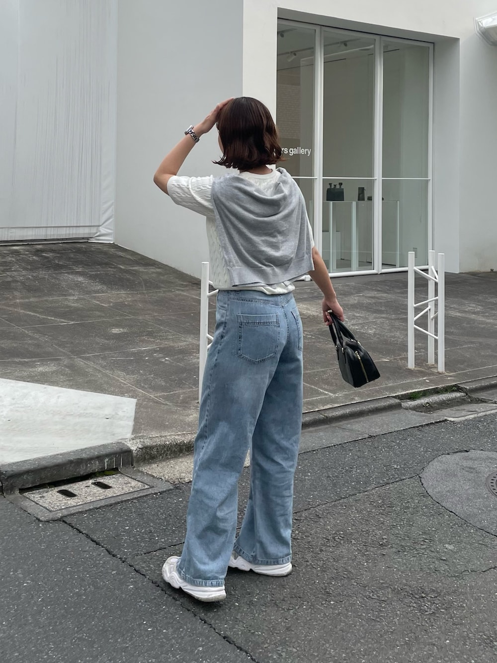 「春めき満開コーデ、春色、韓国ファッション、休日スタイル、デートコーデ、スニーカー、お出かけコーデ、大人カジュアル、大人ファッション、着回しコーデ、パンツスタイル、春カラー、春、ケーブルニット、夏コーデ」｜「fredy emueのFR刺繍ケーブル柄ポケ付きプルオーバー（ニット/セーター、ホワイト系）」を使った、kurikiさん（レディース・160cm）の春コーディネートの8枚目の写真
