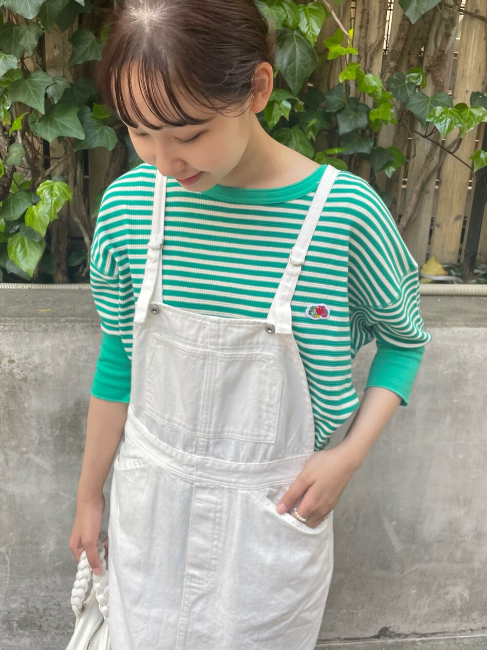 「グリーン、ジャンパースカート、ジャンスカ、大人かわいい、FRUIT OF THE LOOM、ボーダー、ボーダートップス、カラーソックス、グルカサンダル、カジュアル、大人カジュアル、春夏コーデ、ホワイトコーデ、グリーンコーデ、FREDY&GLOSTER」｜「fredy repitのコットンツイルジャンスカ（ワンピース、ホワイト系）」を使った、kurikiさん（レディース・160cm）の春コーディネートの3枚目の写真