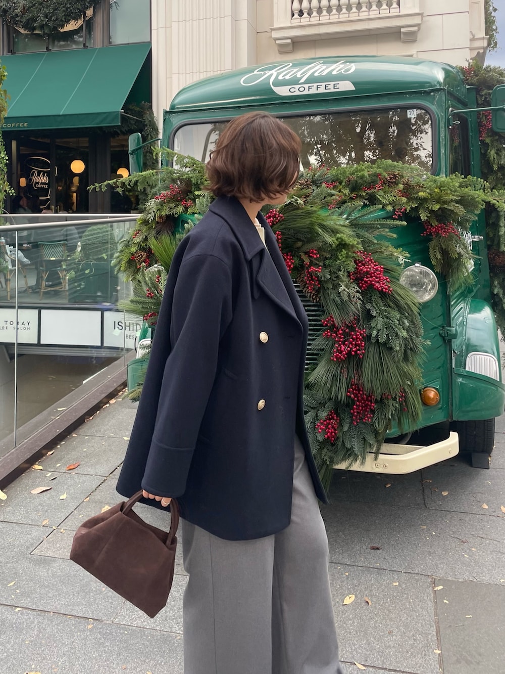 ブルー系のピーコート、グレー系のその他パンツ、ホワイト系のニット/セーターを着用したレディースの秋コーディネートの2枚目の写真