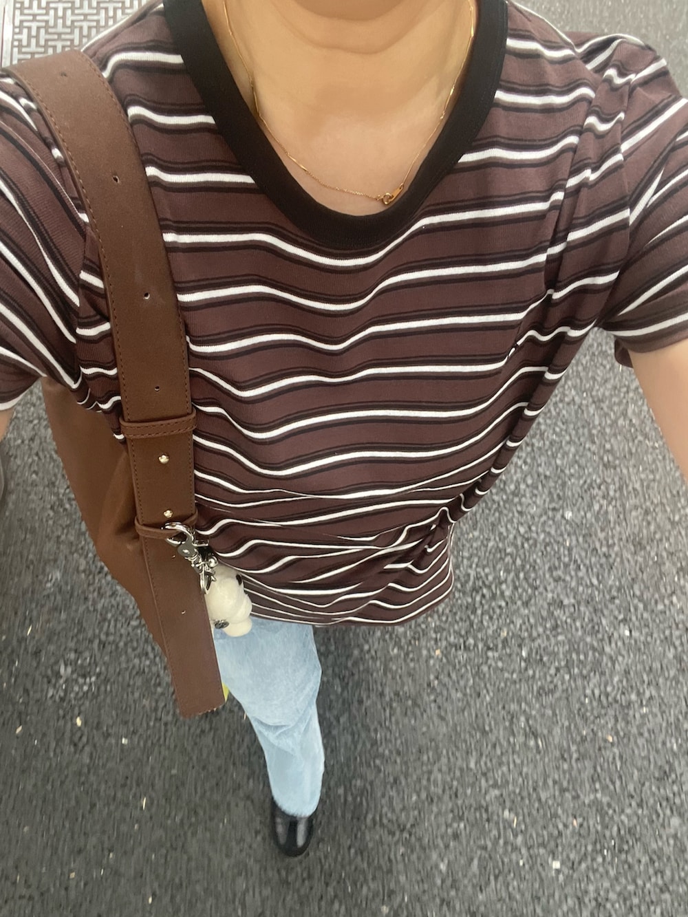ベージュ系のTシャツ/カットソー、ブラック系のスニーカーを着用したレディースの夏コーディネートの4枚目の写真