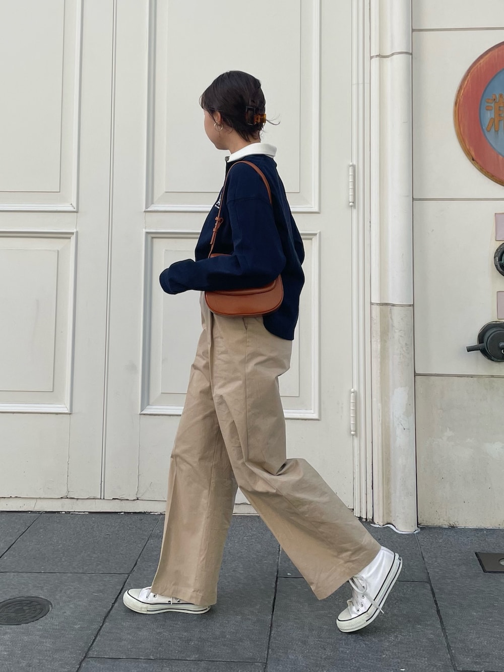 「fredy emueのチノタックパンツ（チノパンツ、ベージュ系）」を使った、kurikiさん（レディース・160cm）の春コーディネートの3枚目の写真