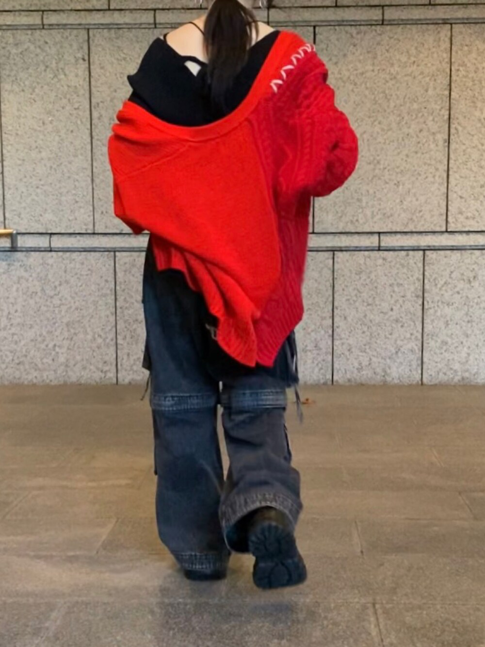 レッド系のカーディガン/ボレロ、ブラック系のTシャツ/カットソー、ブラック系のデニムパンツを着用したレディースの秋コーディネートの3枚目の写真