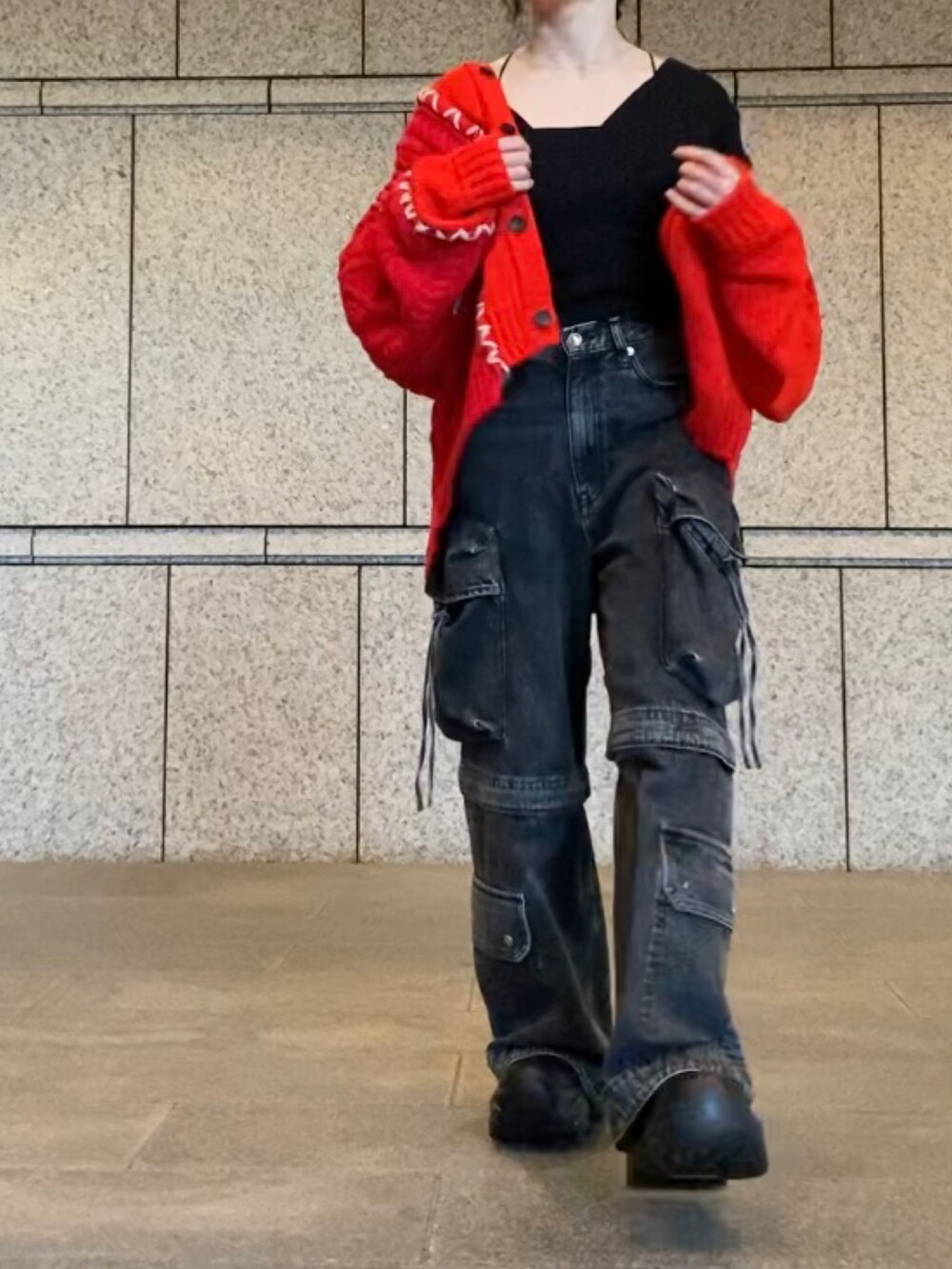 レッド系のカーディガン/ボレロ、ブラック系のTシャツ/カットソー、ブラック系のデニムパンツを着用したレディースの秋コーディネートの2枚目の写真