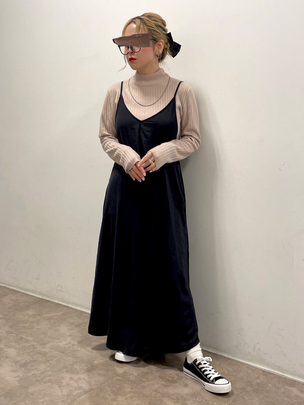 「シンプル、ワンピース、スニーカー、ブラック、ピンク、ガーリー、黒、コンバース、カラー×コーデ、はじめましてコーデ、プチプラ、ロングワンピース、ニット、キャミワンピ、モード」|「SHEINのアイテム(バレッタ/ヘアクリップ、ブラック系)」を使った、𝘺𝘶𝘮𝘪さん(レディース・152cm)の春コーディネートの2枚目の写真