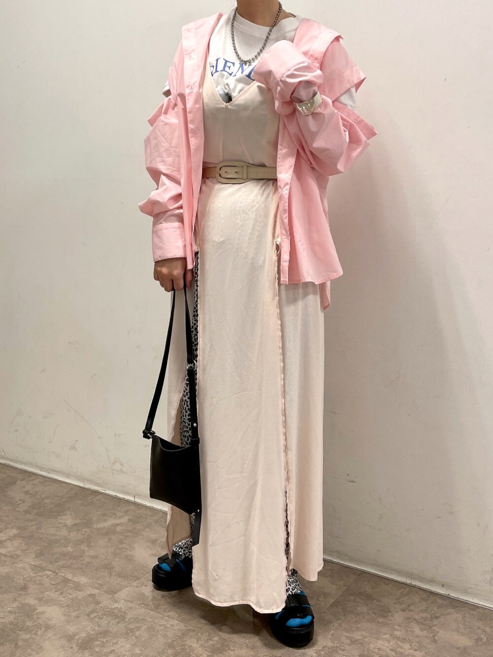 「ピンク、ピンクシャツ、レイヤードスタイル、ロングワンピース、レオパード、サンダル、カラーソックス、Tシャツ、アニマルＴシャツ、キャミワンピ、シャツスタイル、古着MIX、春夏コーデ、プチプラ、厚底シューズ」｜「NOFALLの厚底チャンキーヒールグラディエーターサンダル（サンダル、ブラック系）」を使った、𝘺𝘶𝘮𝘪さん（レディース・152cm）の春コーディネートの2枚目の写真