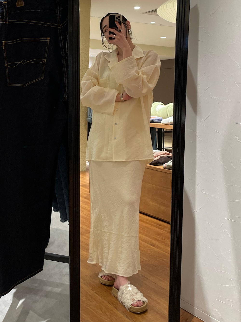 ホワイト系のサンダル、ホワイト系のシャツ/ブラウス、ホワイト系のスカートを着用したレディースの春コーディネートの3枚目の写真