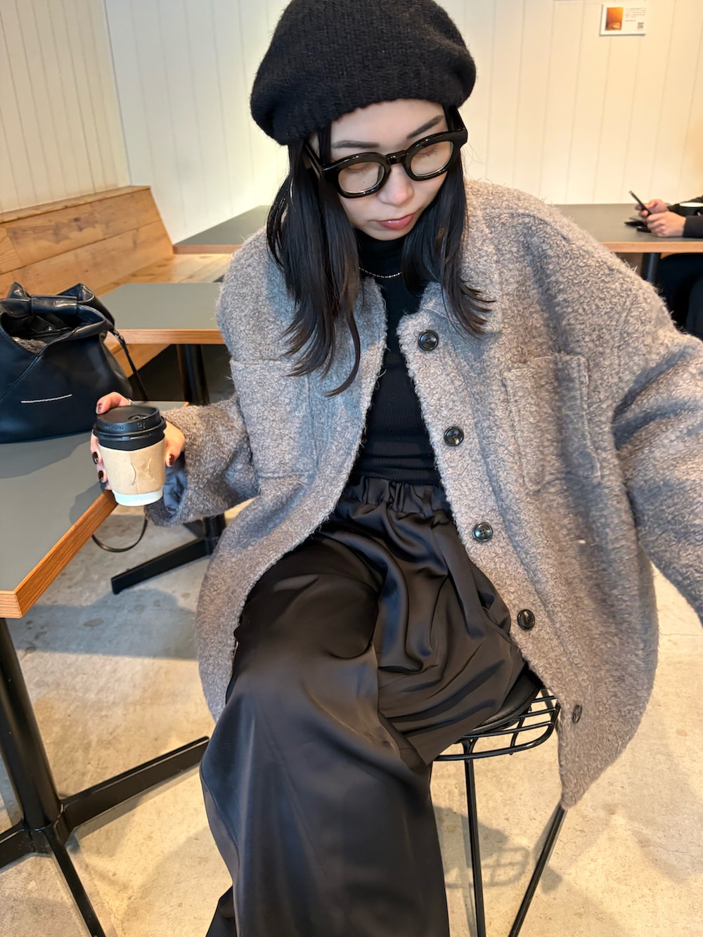 ブラック系のブーツ、ブラック系のショルダーバッグを着用したレディースの冬コーディネートの5枚目の写真