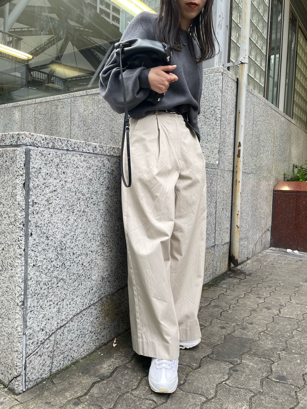 ホワイト系のその他パンツ、グレー系のニット/セーター、ブラック系のショルダーバッグを着用したレディースの冬コーディネートの4枚目の写真