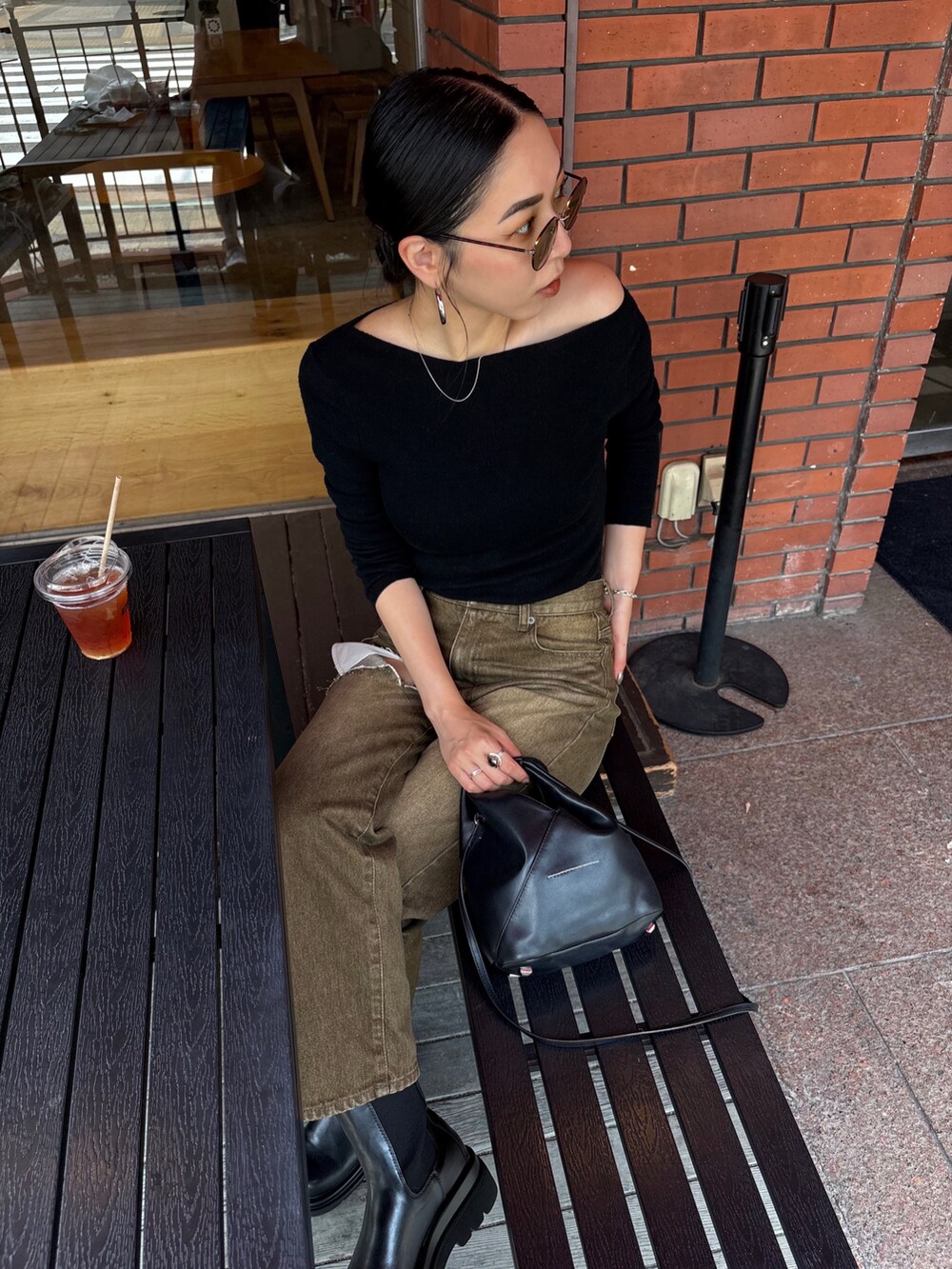 シルバー系のネックレスを着用したレディースの夏コーディネートの4枚目の写真