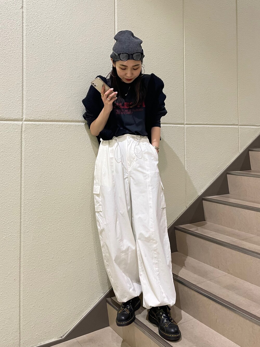 ホワイト系のカーゴパンツ、グレー系のTシャツ/カットソー、ブラック系のブーツを着用したレディースの冬コーディネートの5枚目の写真