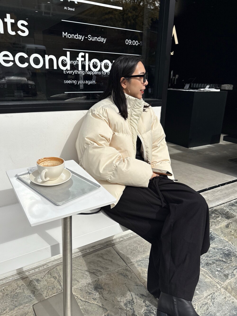 ブラック系のブーツを着用したレディースの秋コーディネートの3枚目の写真