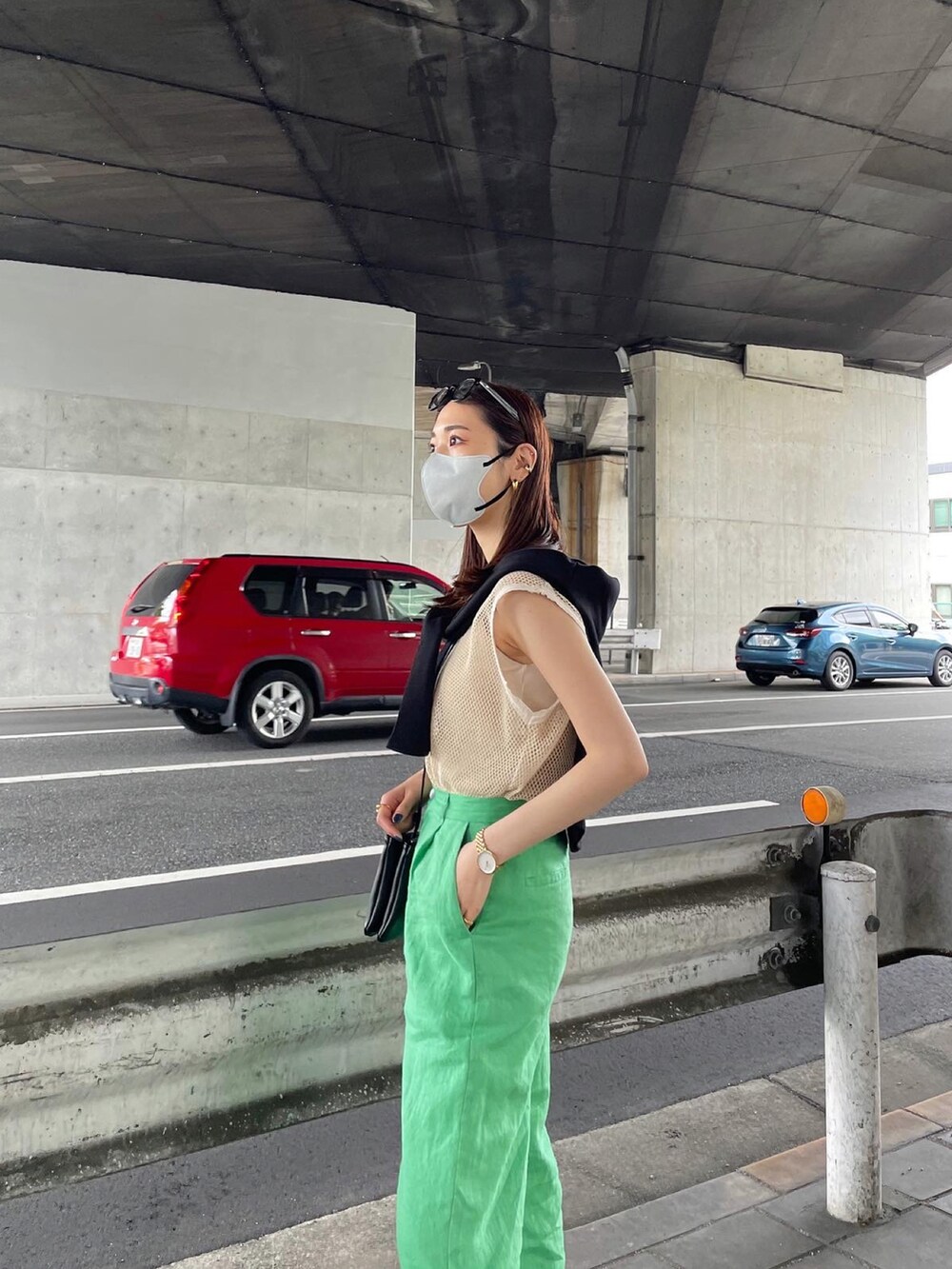 ベージュ系のタンクトップ、グリーン系のその他パンツ、ブラック系のサンダルを着用したレディースの春コーディネートの4枚目の写真