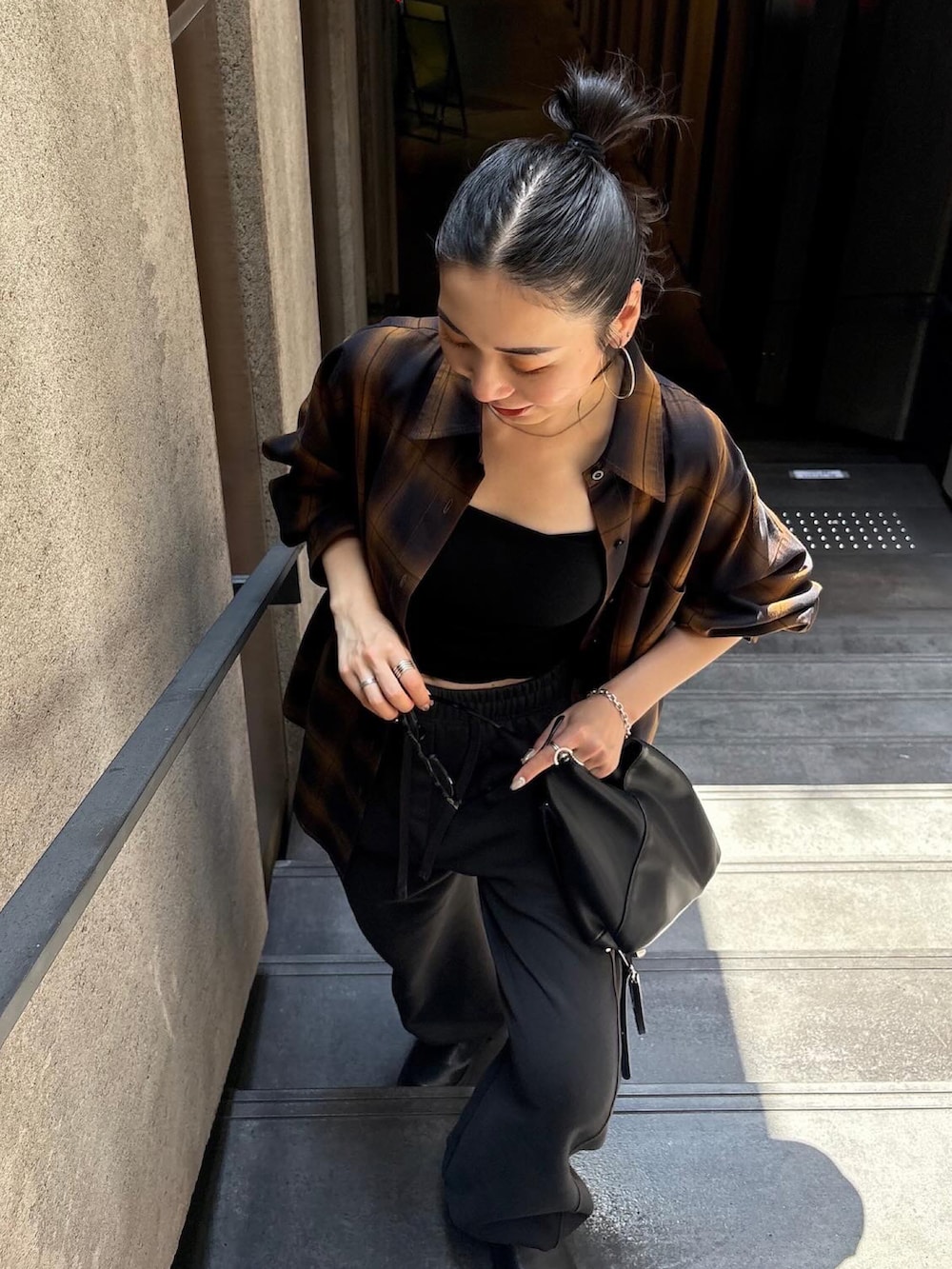 シルバー系のピアス（両耳用）を着用したレディースの夏コーディネートの3枚目の写真