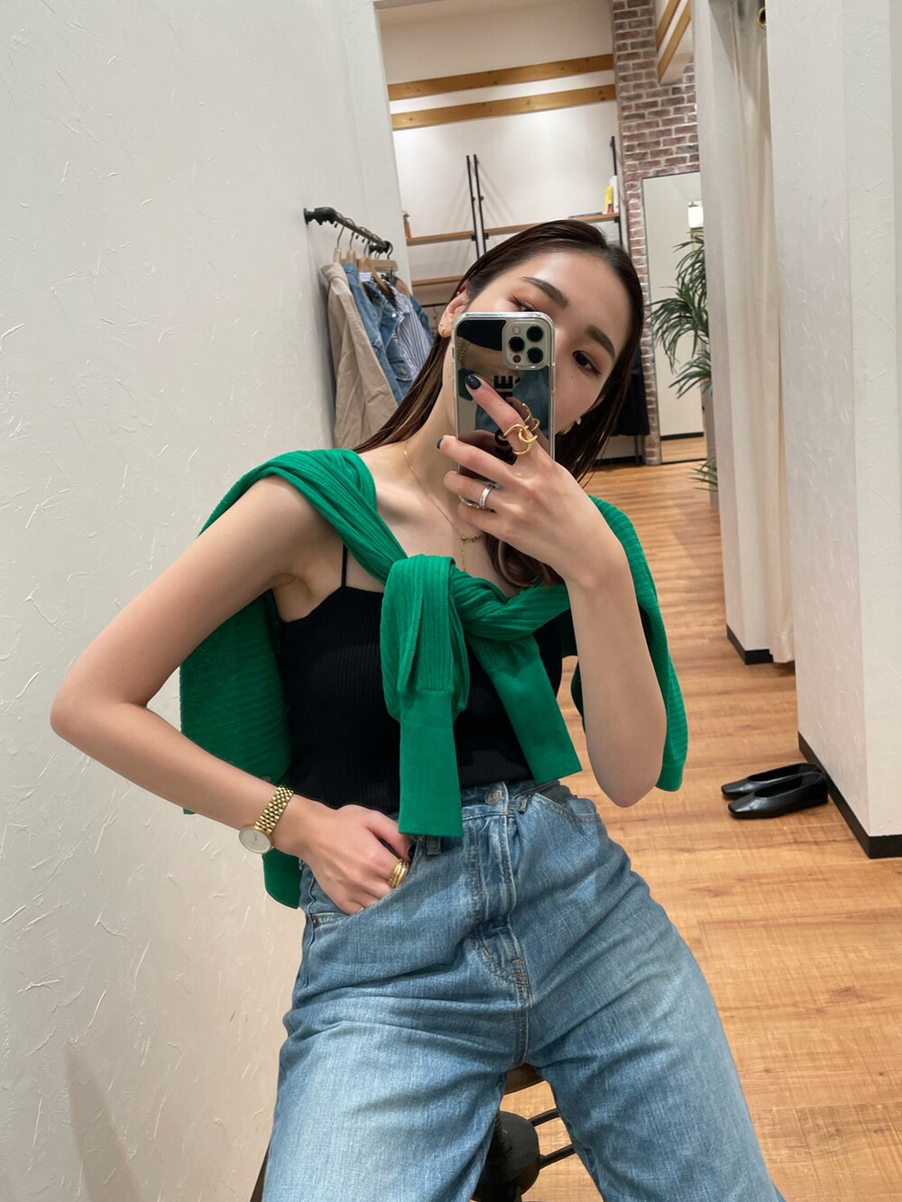 ブラック系のキャミソール、グリーン系のカーディガン/ボレロ、ブルー系のデニムパンツを着用したレディースの夏コーディネートの5枚目の写真