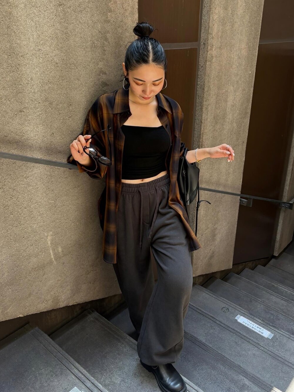 シルバー系のピアス（両耳用）を着用したレディースの夏コーディネートの2枚目の写真