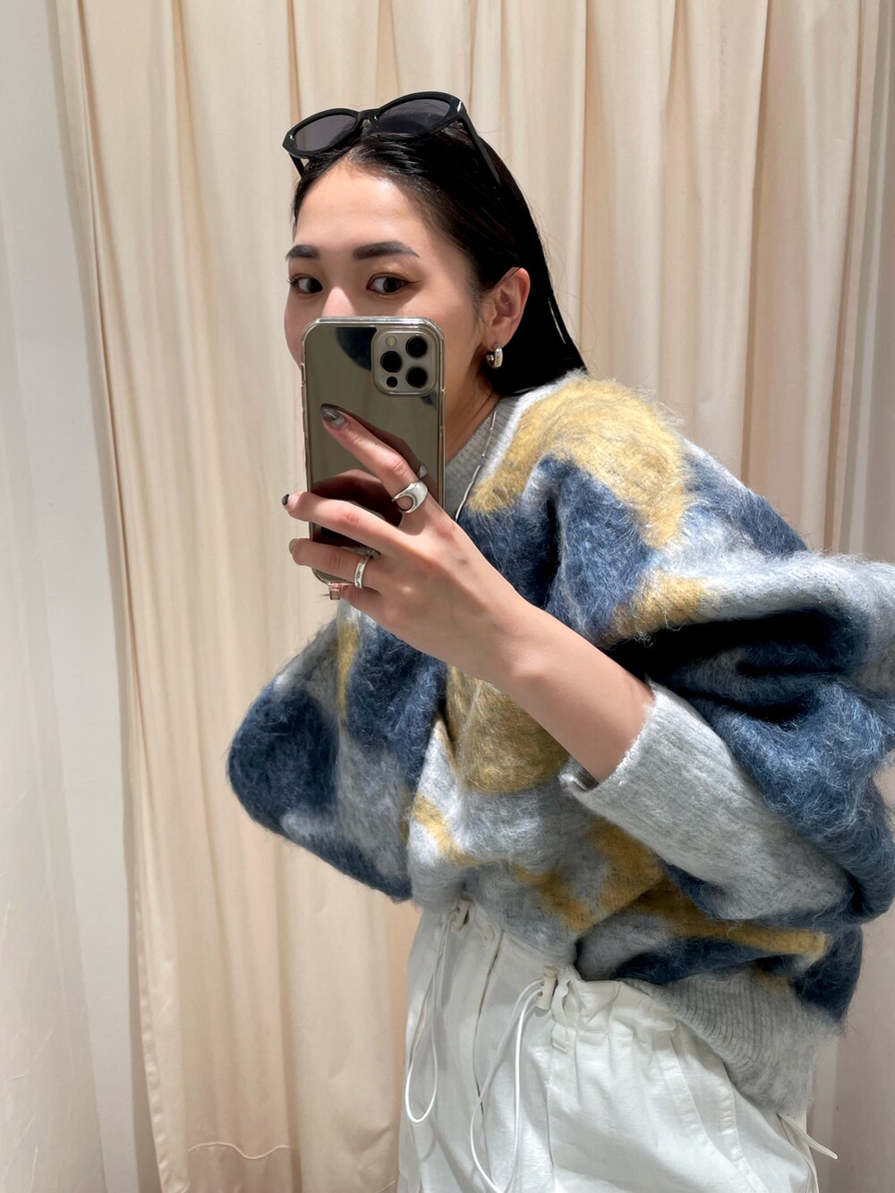 ホワイト系のカーゴパンツ、ブルー系のニット/セーターを着用したレディースの秋コーディネートの4枚目の写真