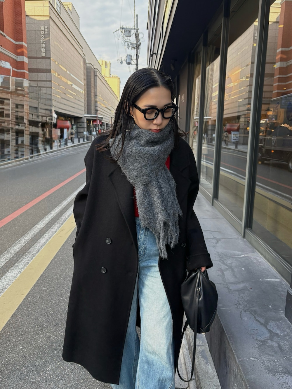 ブラック系のブーツを着用したレディースの秋コーディネートの3枚目の写真