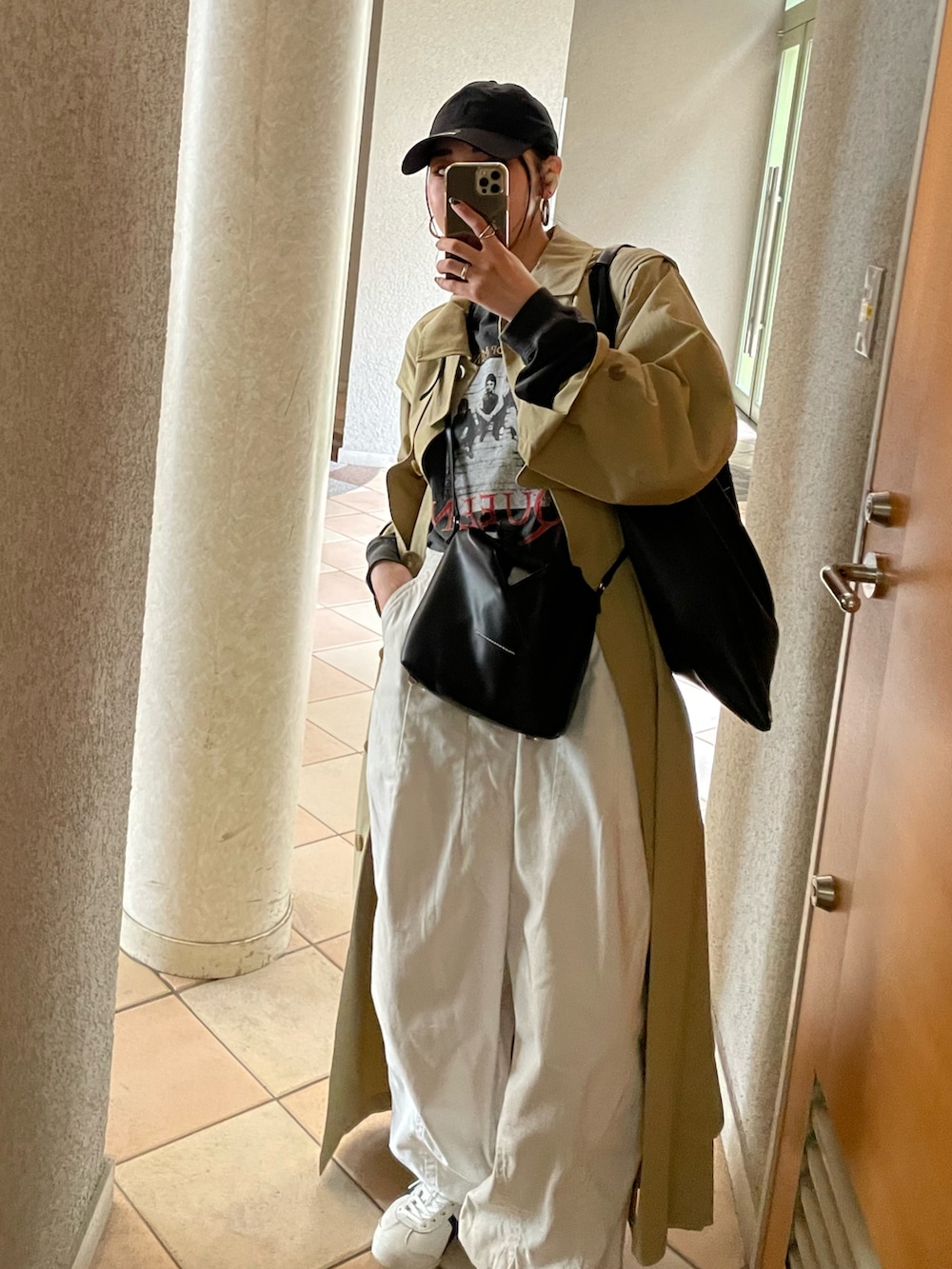 グレー系のTシャツ/カットソー、ブラック系のショルダーバッグ、ホワイト系のその他パンツを着用したレディースの春コーディネートの5枚目の写真