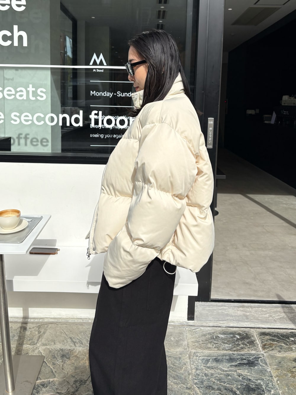 ブラック系のブーツを着用したレディースの秋コーディネートの5枚目の写真