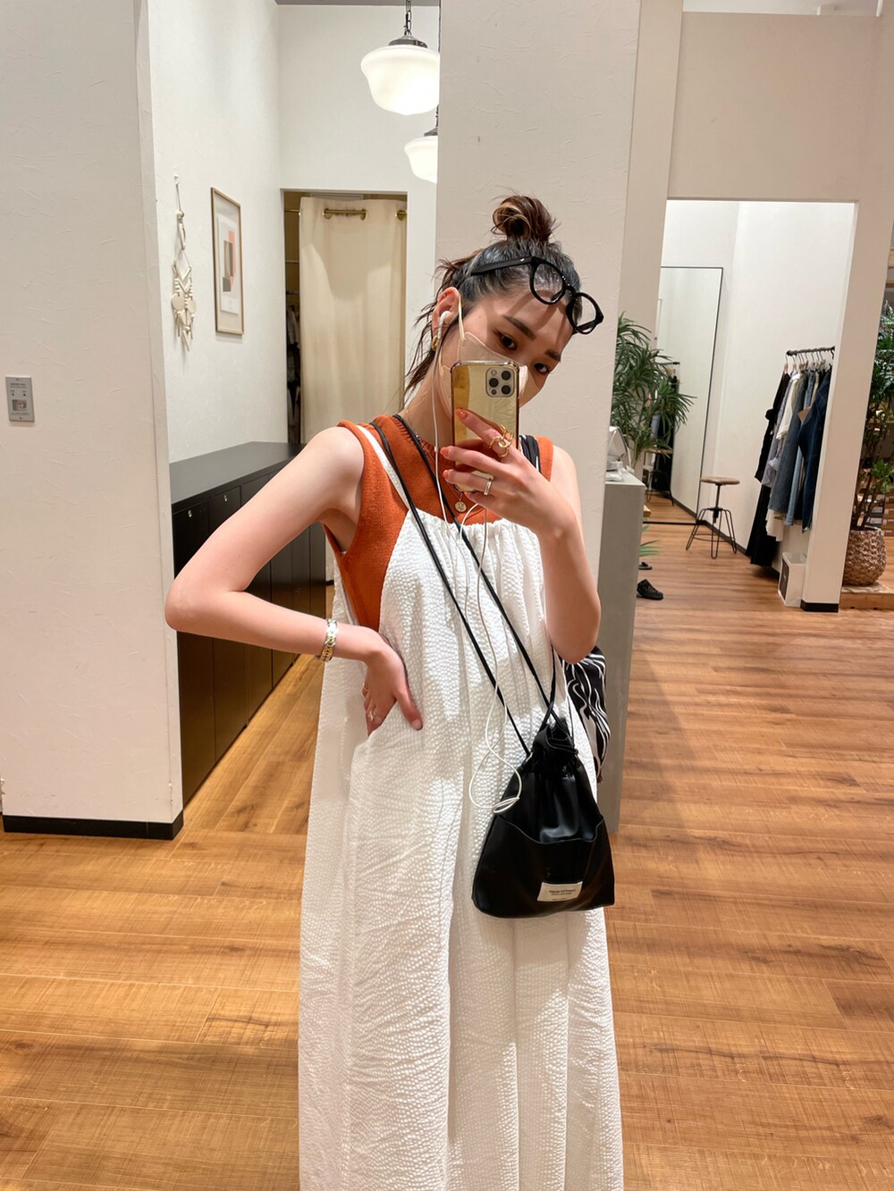 ホワイト系のワンピース、ブラック系のショルダーバッグ、ブラック系のトートバッグを着用したレディースの夏コーディネートの3枚目の写真