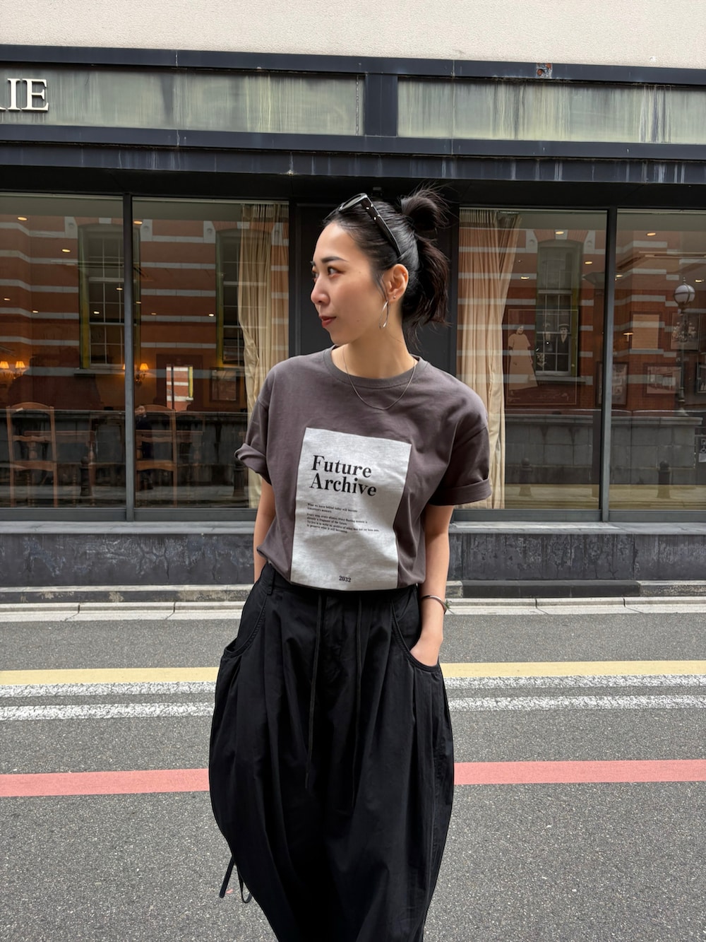 ブラック系のスニーカーを着用したレディースの春コーディネートの5枚目の写真