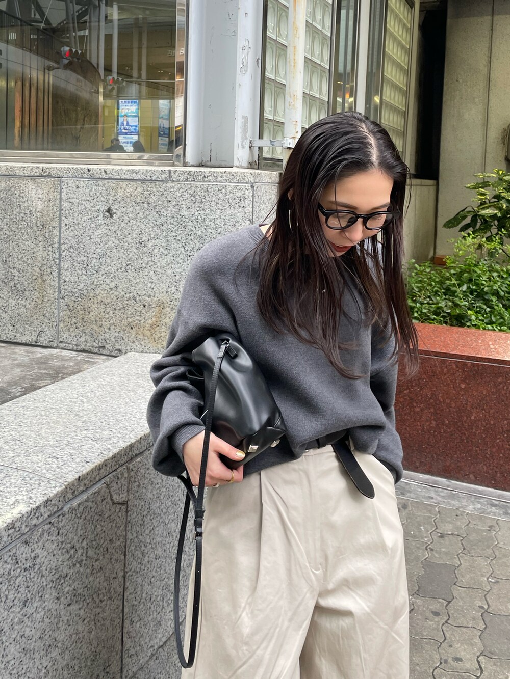 ホワイト系のその他パンツ、グレー系のニット/セーター、ブラック系のショルダーバッグを着用したレディースの冬コーディネートの3枚目の写真