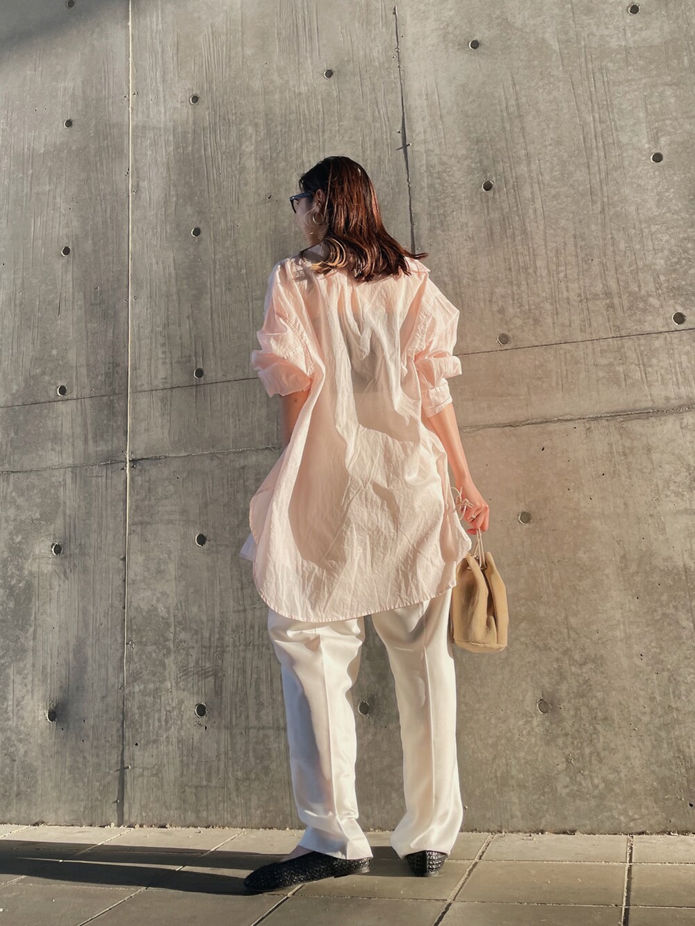 ブラック系のキャミソール、ホワイト系のスラックス、ピンク系のシャツ/ブラウスを着用したレディースの春コーディネートの5枚目の写真