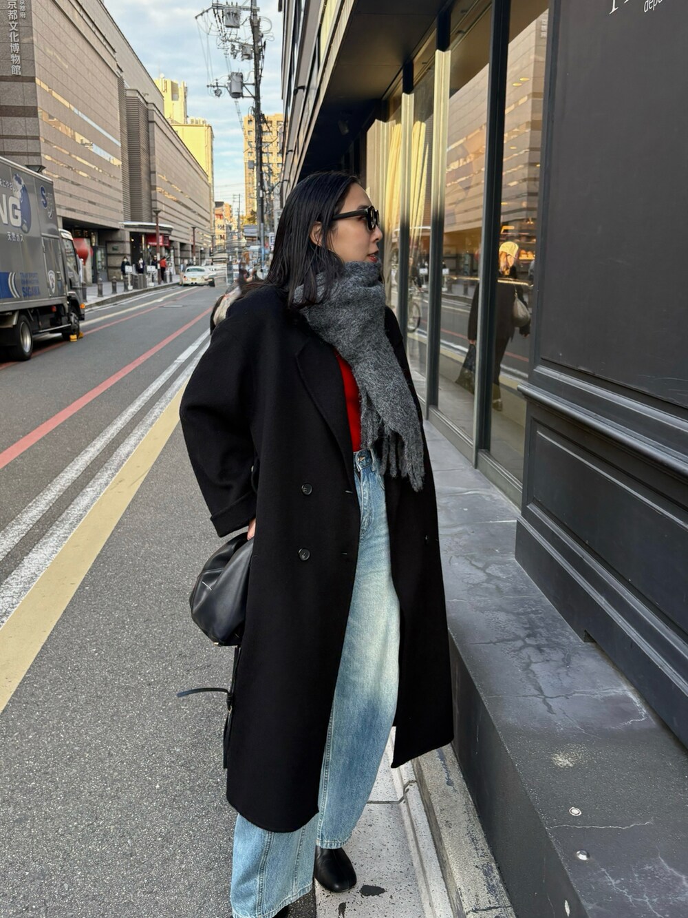 ブラック系のブーツを着用したレディースの秋コーディネートの2枚目の写真