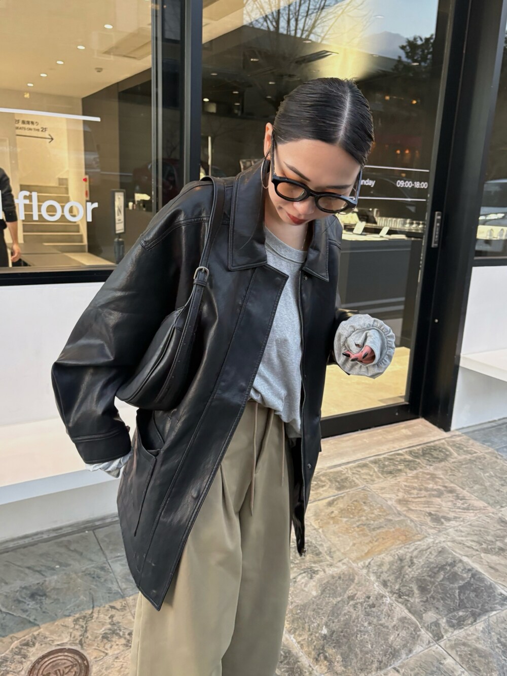 ブラック系のブーツを着用したレディースの冬コーディネートの4枚目の写真