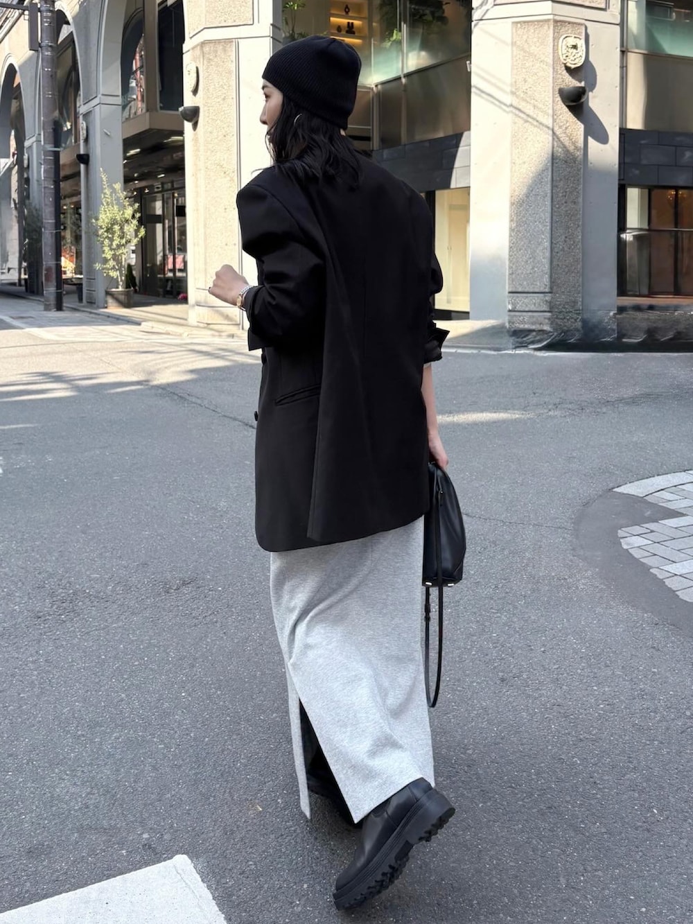 ブラック系のブーツ、ブラック系のショルダーバッグを着用したレディースの冬コーディネートの2枚目の写真