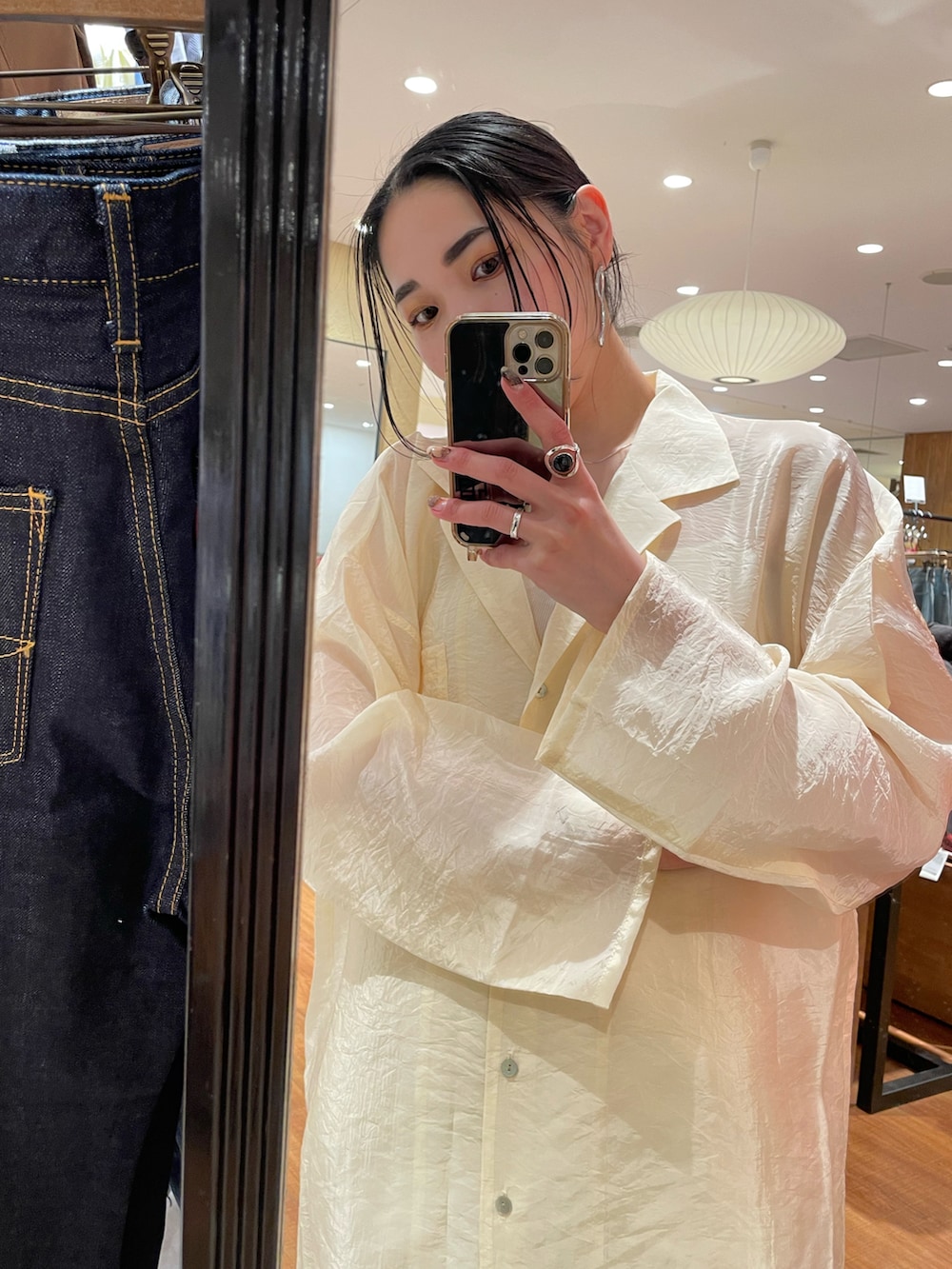 ホワイト系のサンダル、ホワイト系のシャツ/ブラウス、ホワイト系のスカートを着用したレディースの春コーディネートの4枚目の写真