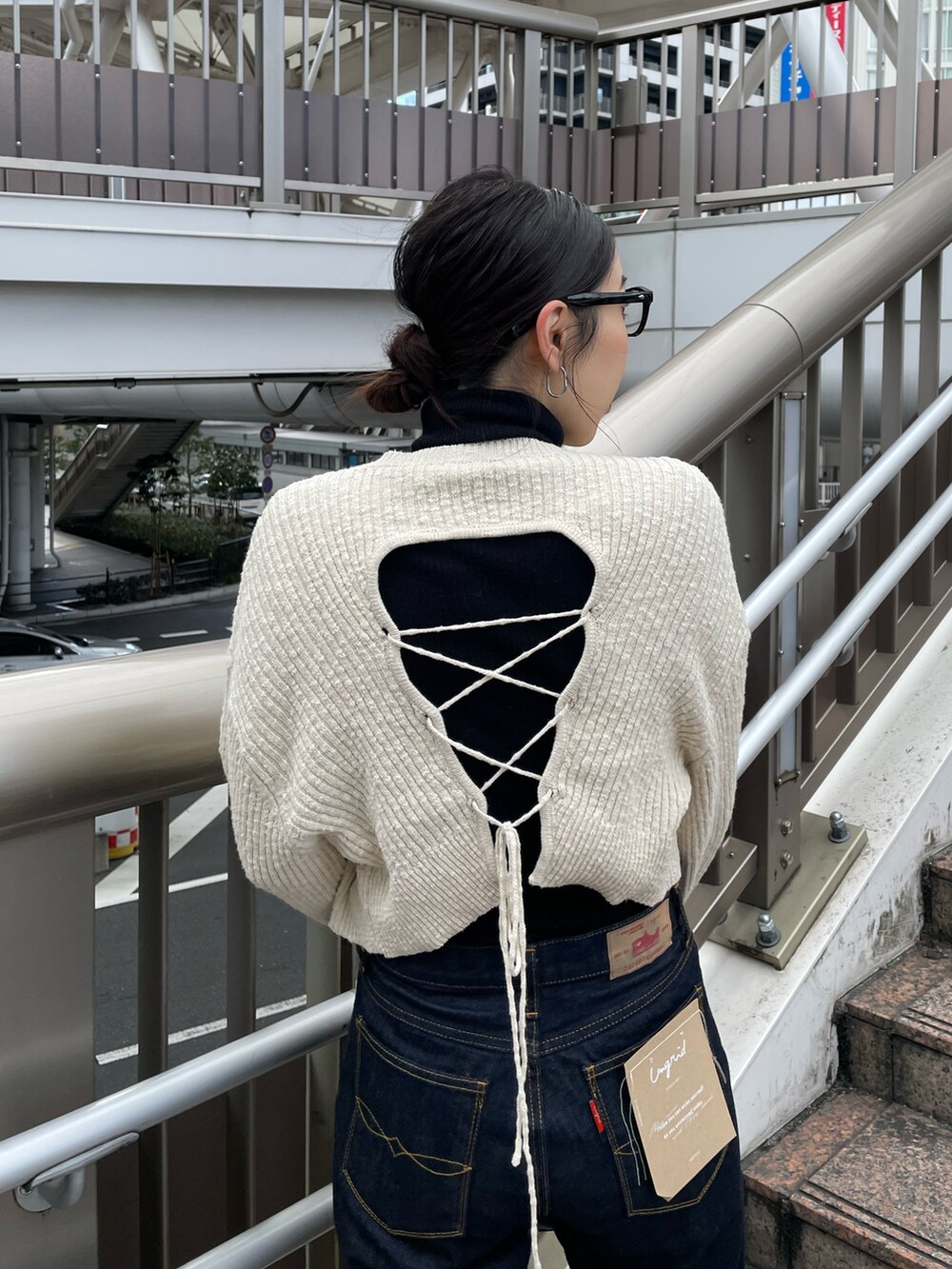 ブルー系のデニムパンツ、ブラック系のワンピースを着用したレディースの冬コーディネートの3枚目の写真