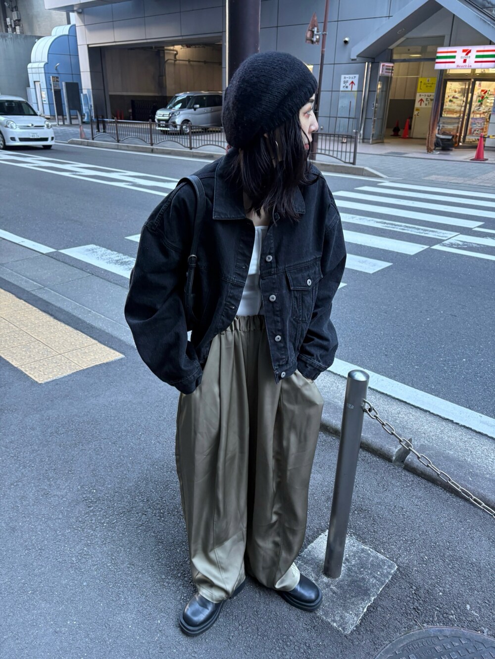 ブラック系のブーツを着用したレディースの冬コーディネートの5枚目の写真