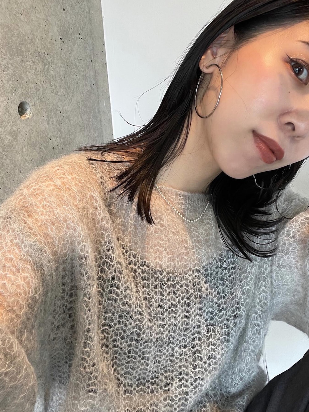 ブラック系のスニーカー、グレー系のニット/セーター、グレー系のその他パンツを着用したレディースの秋コーディネートの5枚目の写真