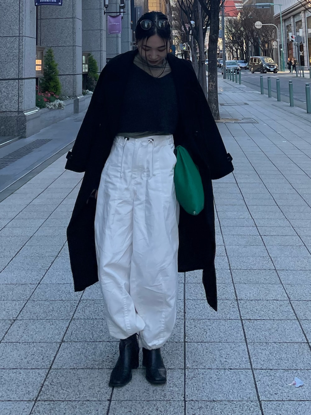 ブルー系のTシャツ/カットソー、グレー系のニット/セーター、グリーン系のショルダーバッグを着用したレディースの春コーディネートの2枚目の写真