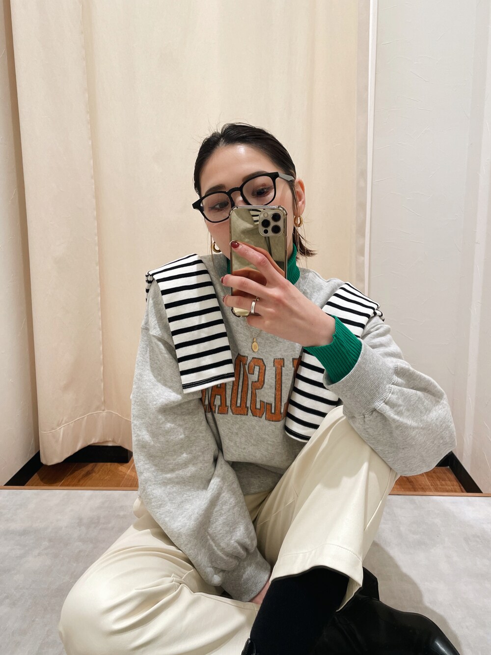 グレー系のスウェット、ホワイト系のカーディガン/ボレロ、ホワイト系のその他パンツを着用したレディースの冬コーディネートの4枚目の写真