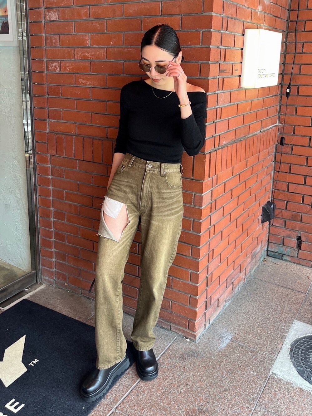 ブラウン系のサングラスを着用したレディースの夏コーディネートの3枚目の写真