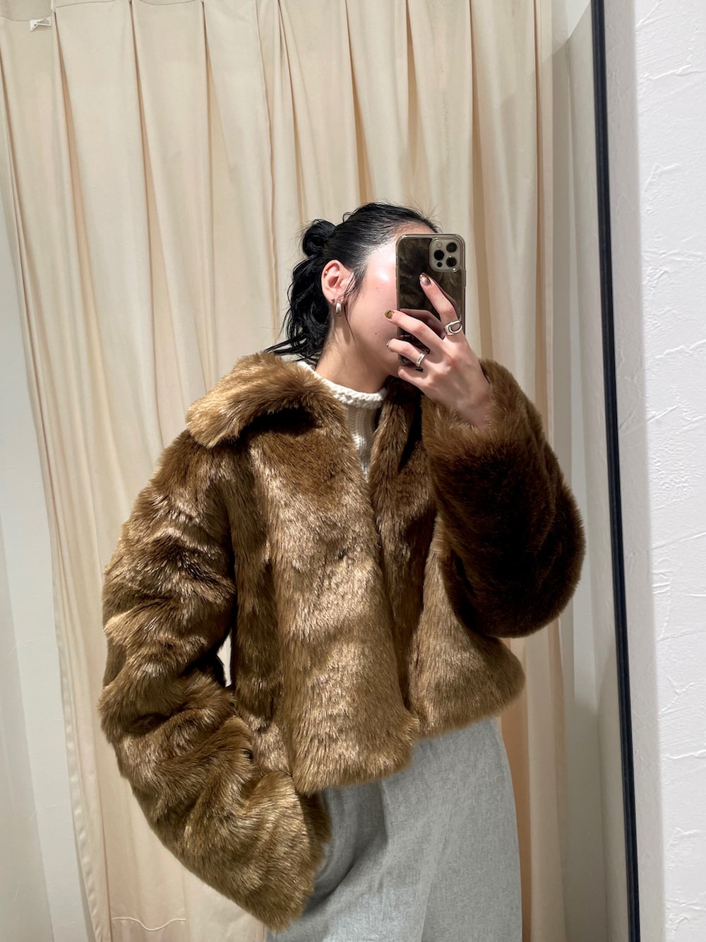 グレー系のその他パンツ、ブラウン系のブルゾン、ホワイト系のニット/セーターを着用したレディースの秋コーディネートの5枚目の写真