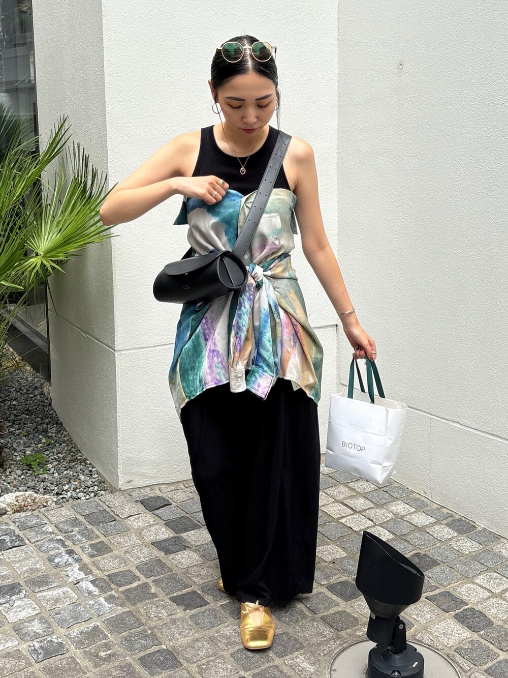 ゴールド系のパンプス、ブラック系のショルダーバッグ、その他のシャツ/ブラウスを着用したレディースの夏コーディネートの3枚目の写真