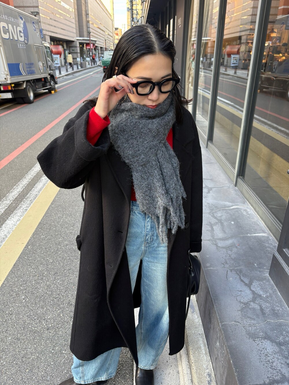 ブラック系のブーツを着用したレディースの秋コーディネートの5枚目の写真