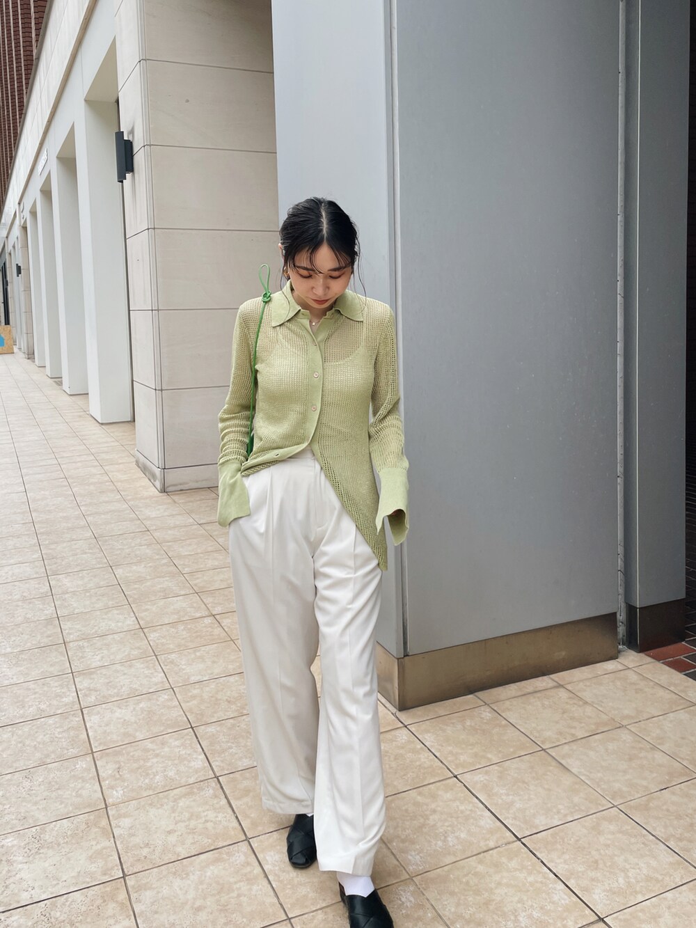 グリーン系のニット/セーター、ホワイト系のキャミソール、ホワイト系のその他パンツを着用したレディースの春コーディネートの2枚目の写真