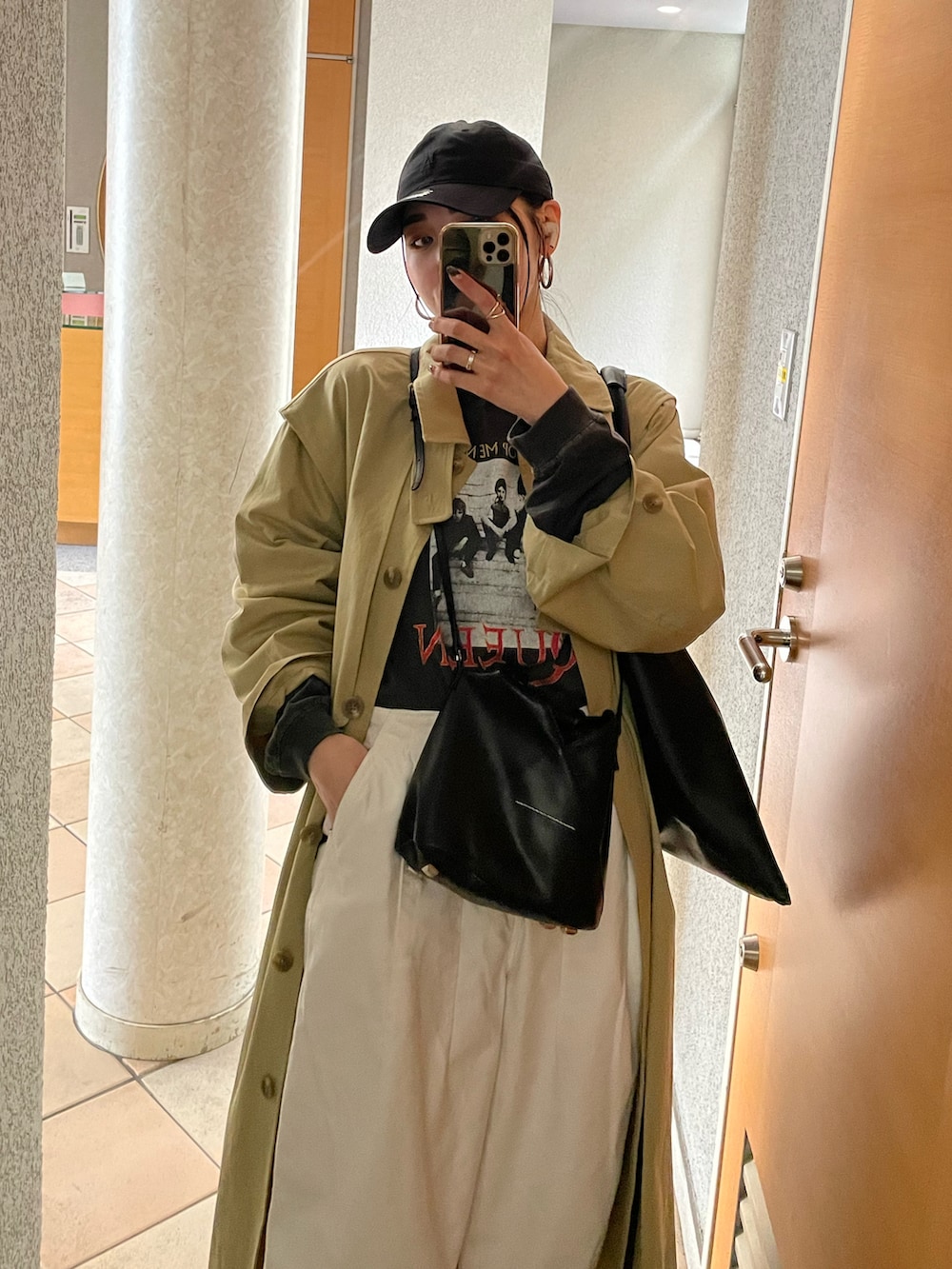 グレー系のTシャツ/カットソー、ブラック系のショルダーバッグ、ホワイト系のその他パンツを着用したレディースの春コーディネートの3枚目の写真