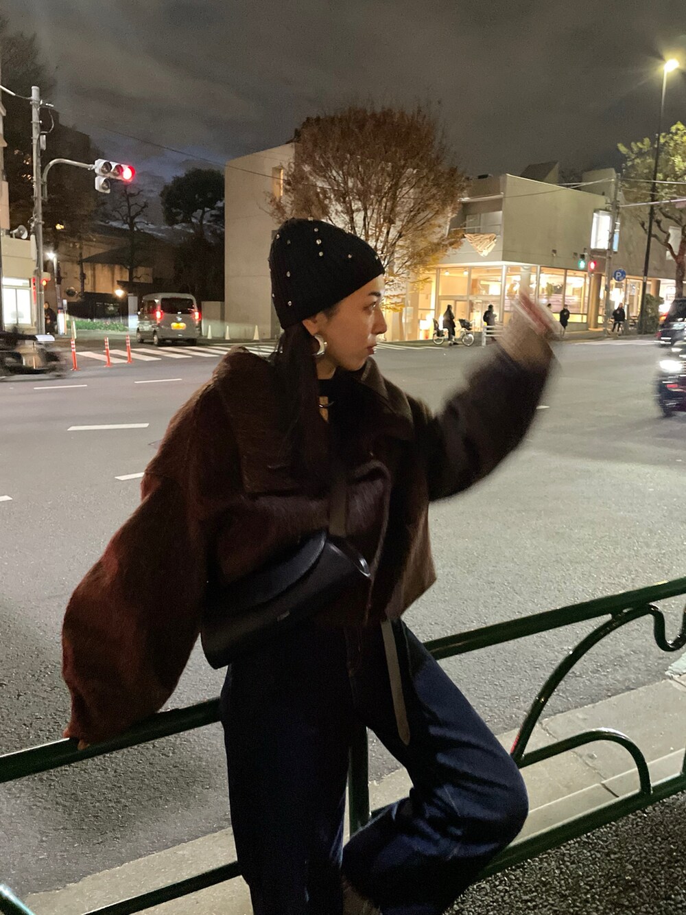 ブルー系のデニムパンツ、ブラウン系のその他アウター、ホワイト系のニット/セーターを着用したレディースの冬コーディネートの4枚目の写真