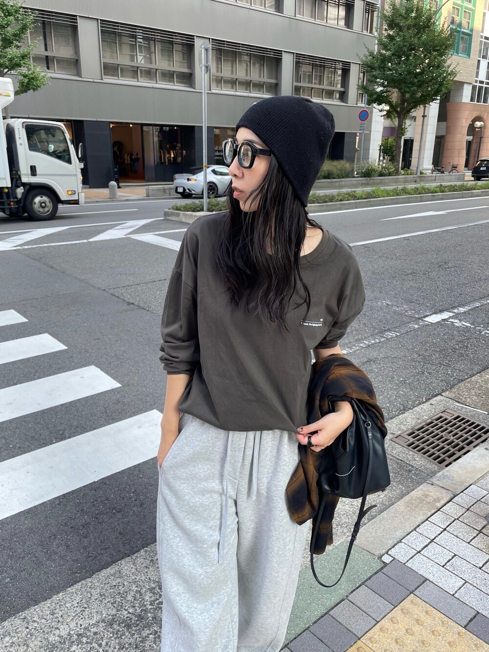 ブラック系のブーツ、ブラック系のショルダーバッグを着用したレディースの秋コーディネートの2枚目の写真