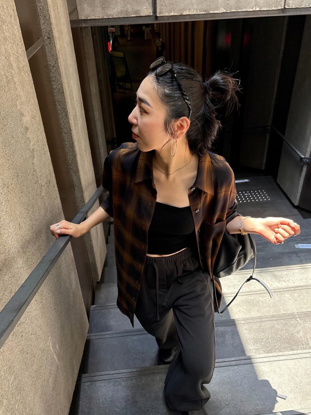 シルバー系のピアス（両耳用）を着用したレディースの夏コーディネートの4枚目の写真