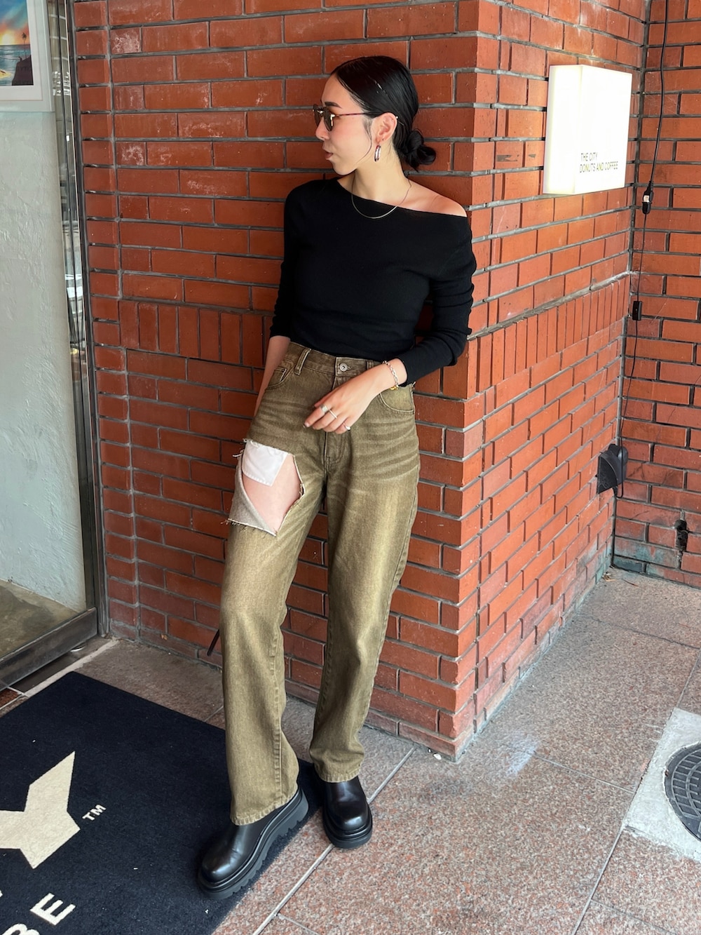 ブラウン系のサングラスを着用したレディースの夏コーディネートの2枚目の写真