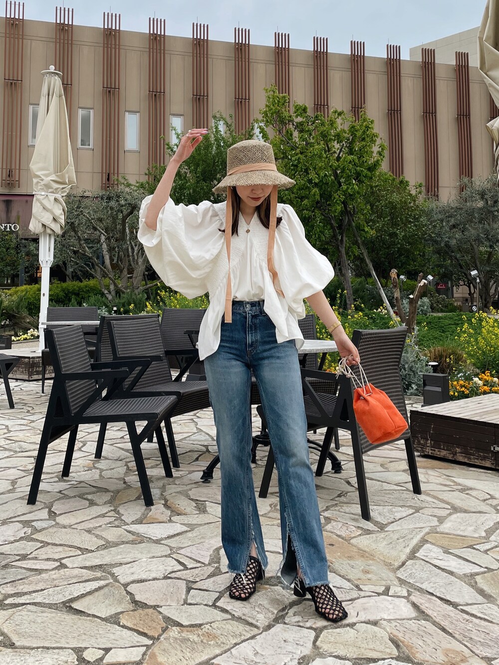 ホワイト系のシャツ/ブラウス、ブルー系のデニムパンツ、ブラック系のサンダルを着用したレディースの春コーディネートの4枚目の写真